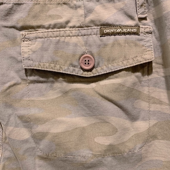 NWOT DKNY Jeans Camo Cargo Pants - Picture 9 of 9